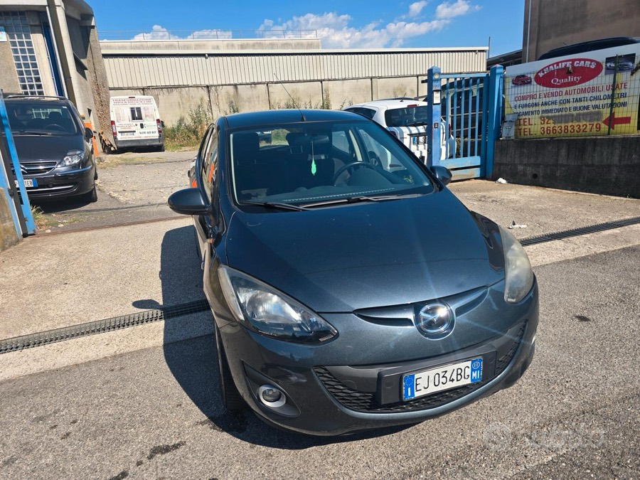 Mazda 2 grigio scuro