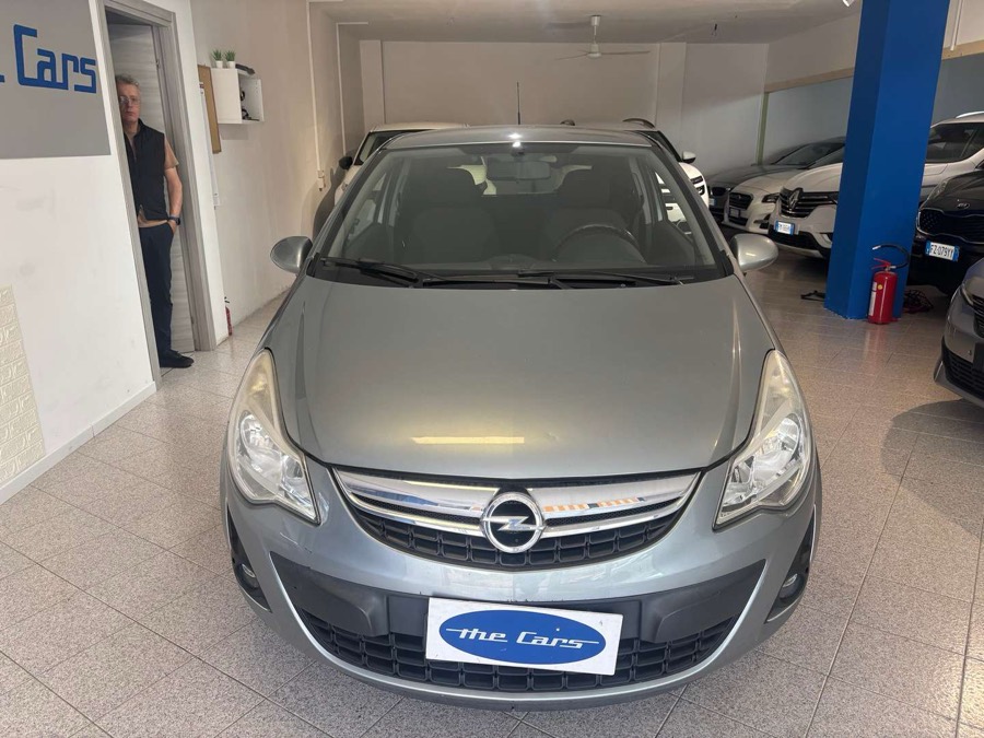 Opel Corsa grigia in salone