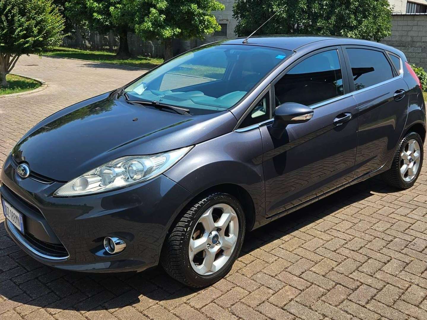 Ford Fiesta grigia GPL