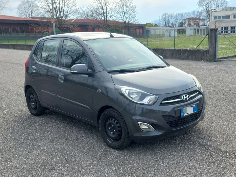 Hyundai i10 grigia